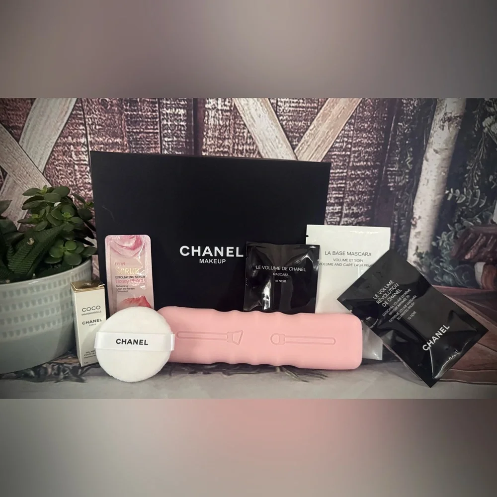 NIB CHANEL Makeup Beauty Bag - Picture 11 of 11